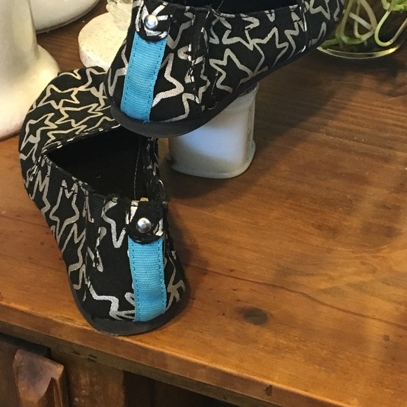 Girls size 2 black flats with silver stars - Picture 4 of 4
